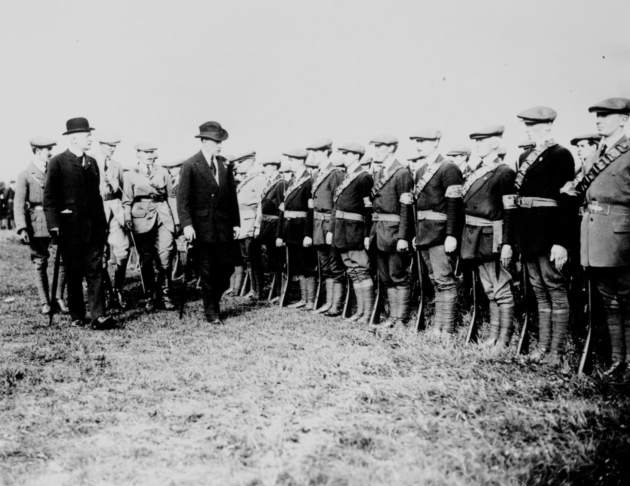 Edward Carson (1854-1935) Inspiserer Ulster-frivillige under den irske konflikten i 1914 av Irish Photographer
