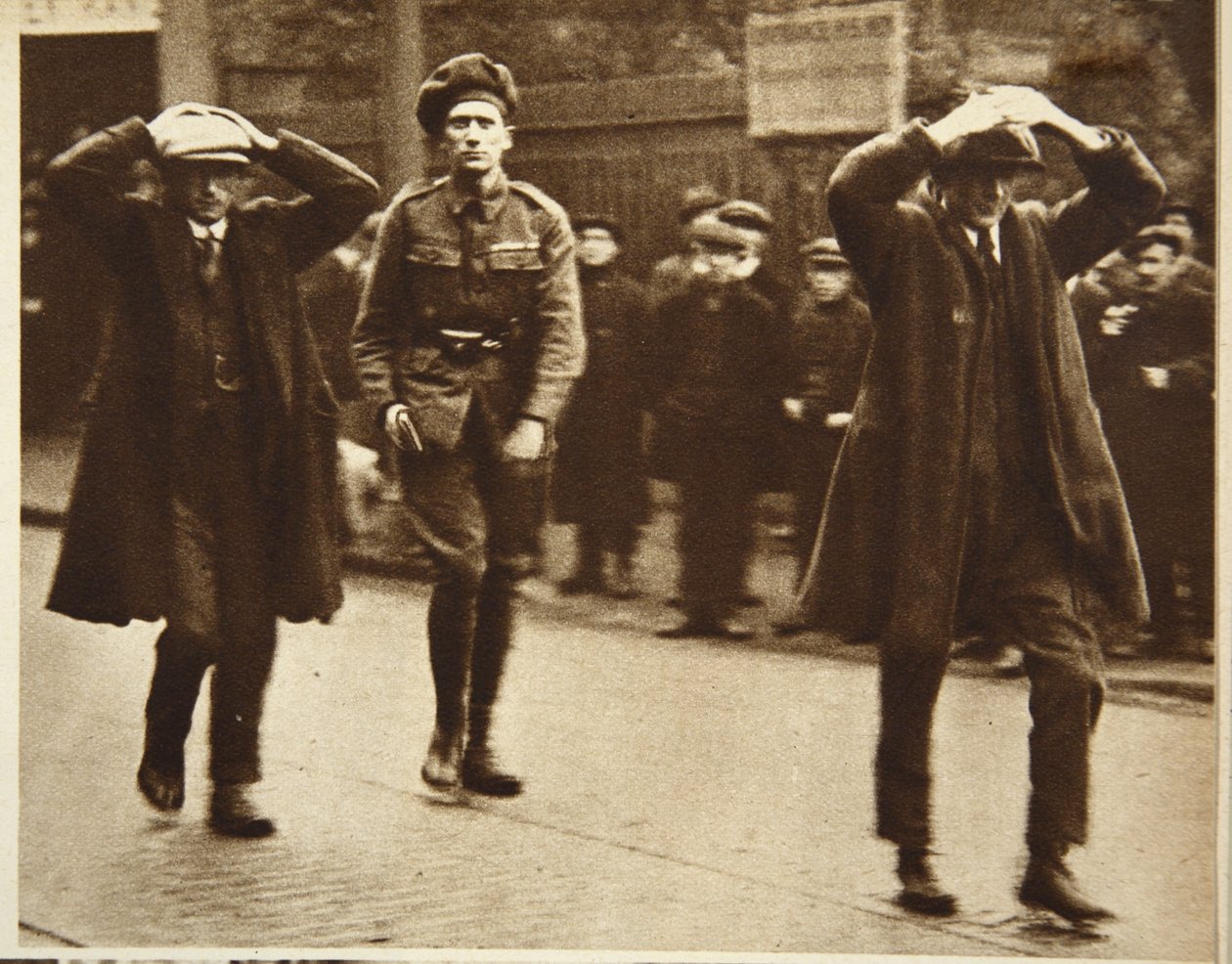 To Sinn Fein-medlemmer ble arrestert av britiske tropper under et raid på Arbeidsdepartementets kontorer i Dublin, 1920 (sepia-bilde) av Irish Photographer
