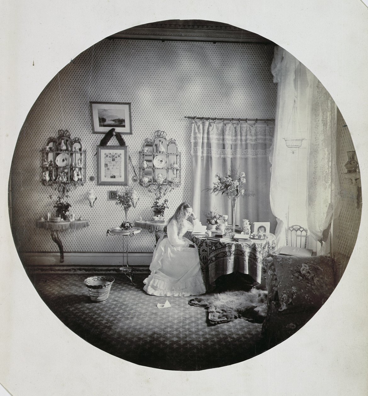Interiør i Muckross House, ca. 1865 (albumtrykk) av Irish Photographer