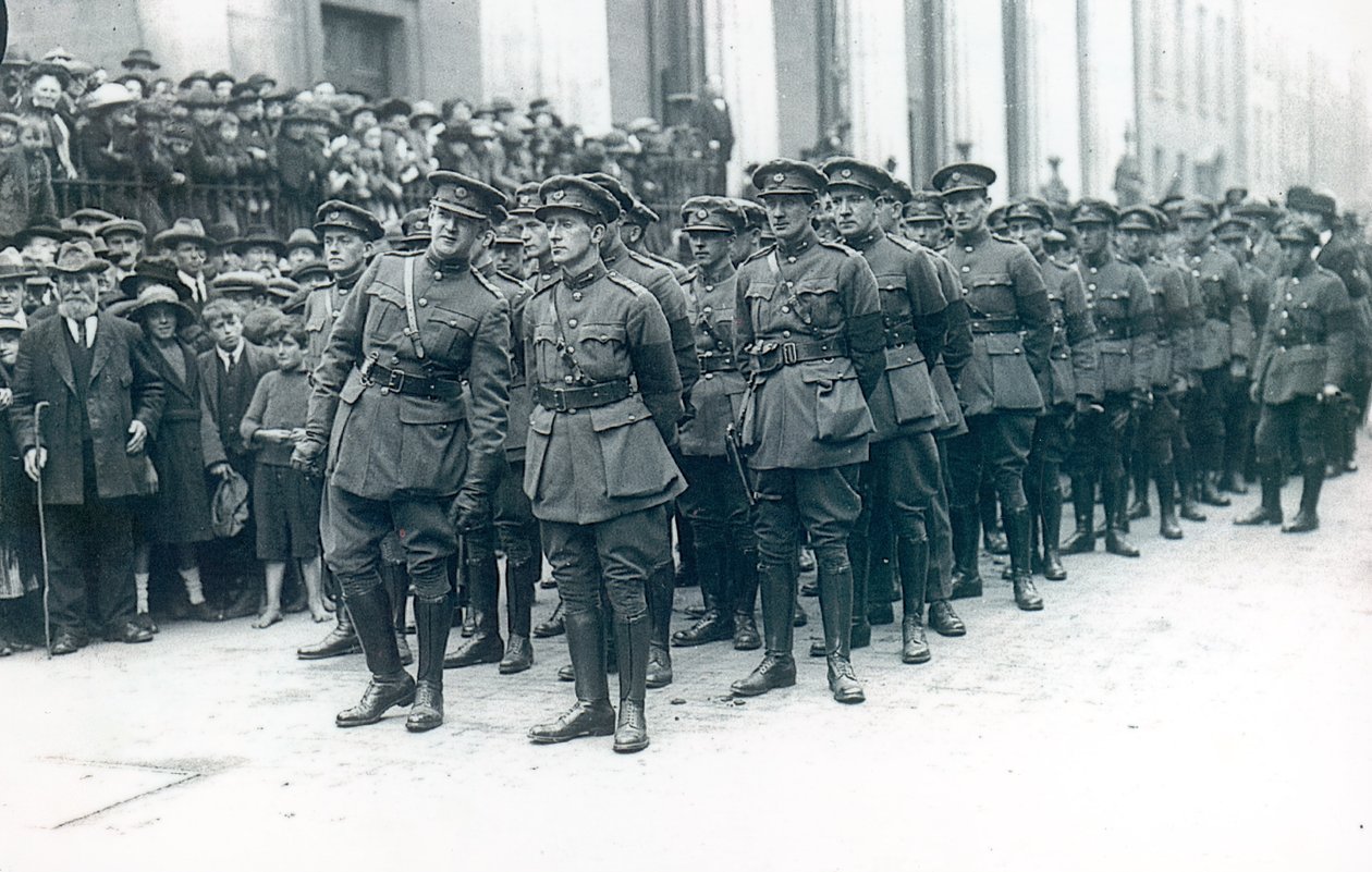 Michael Collins (1890-1922) (til venstre) som sjef for den irske fristatshæren ved begravelsen til Arthur Griffith, august 1922 av Irish Photographer