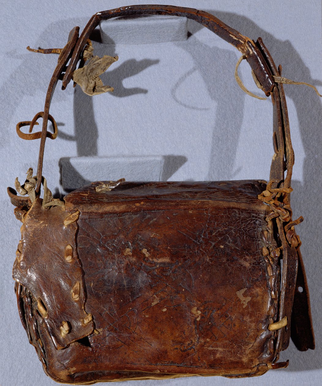MS CCC 282 The Corpus Christi Book Satchel or Budget, sett fra baksiden, irsk, ca.1120-30 (skinn) av Irish School