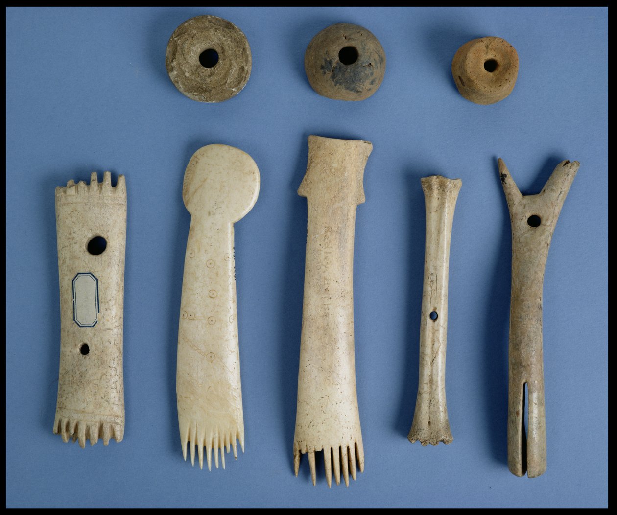Spindelvirvler, gevirvevekammer og en beinskyttel og vevbeslag, jernalder (bein) av Iron Age