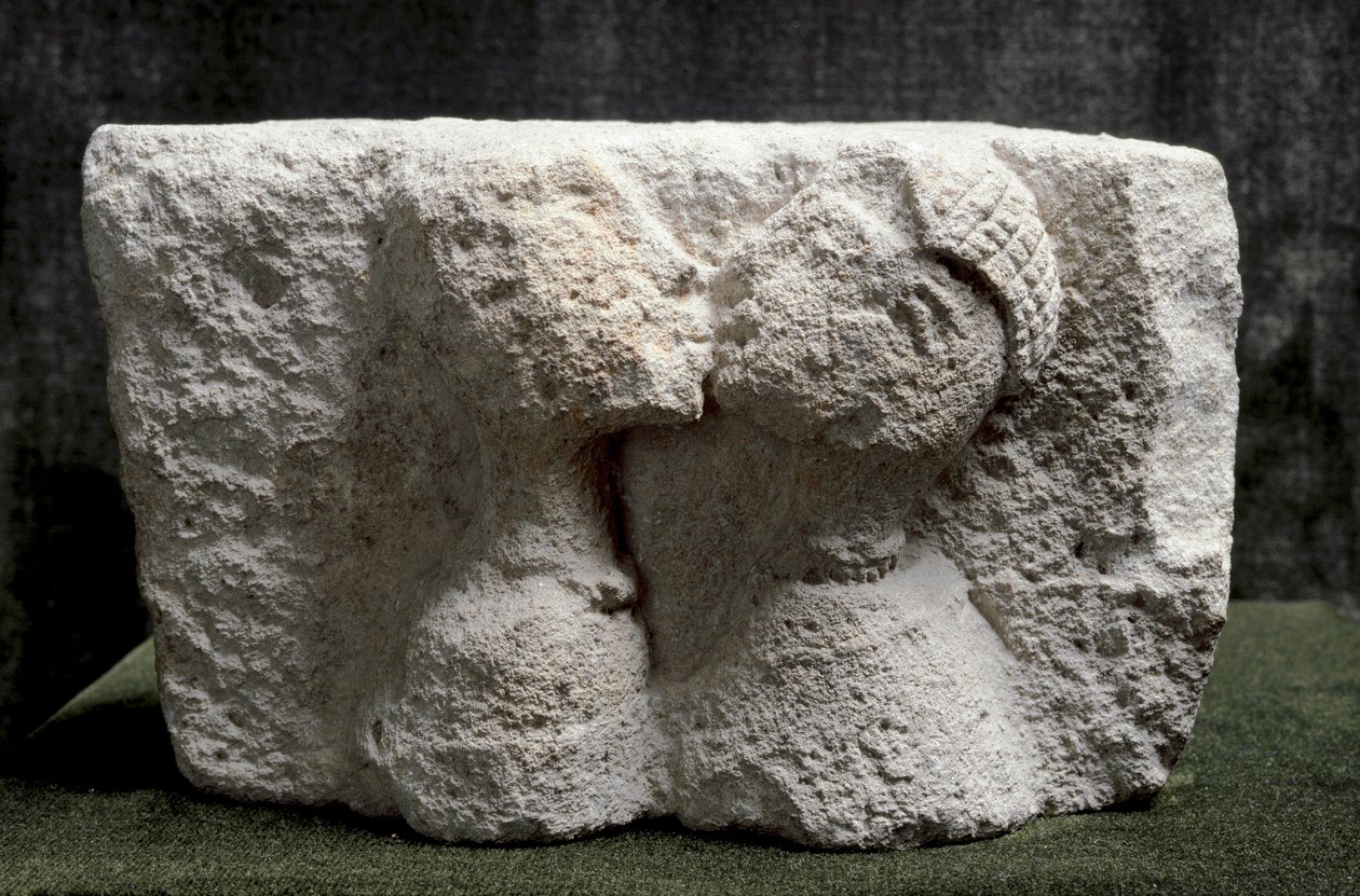 Iberic Art: the Kiss of Osuna (Beso de Osuna) Høyrelieff av kalkstein som representerer en mann og en kvinne som kysser - Jernalder II, Dim. 13,5x24x20 cm - Madrid, Nasjonalt arkeologisk museum - Kiss of Osuna - Kalksteinsrelieff (H. 13,5x24x20 cm), 3. årh av Iron Age