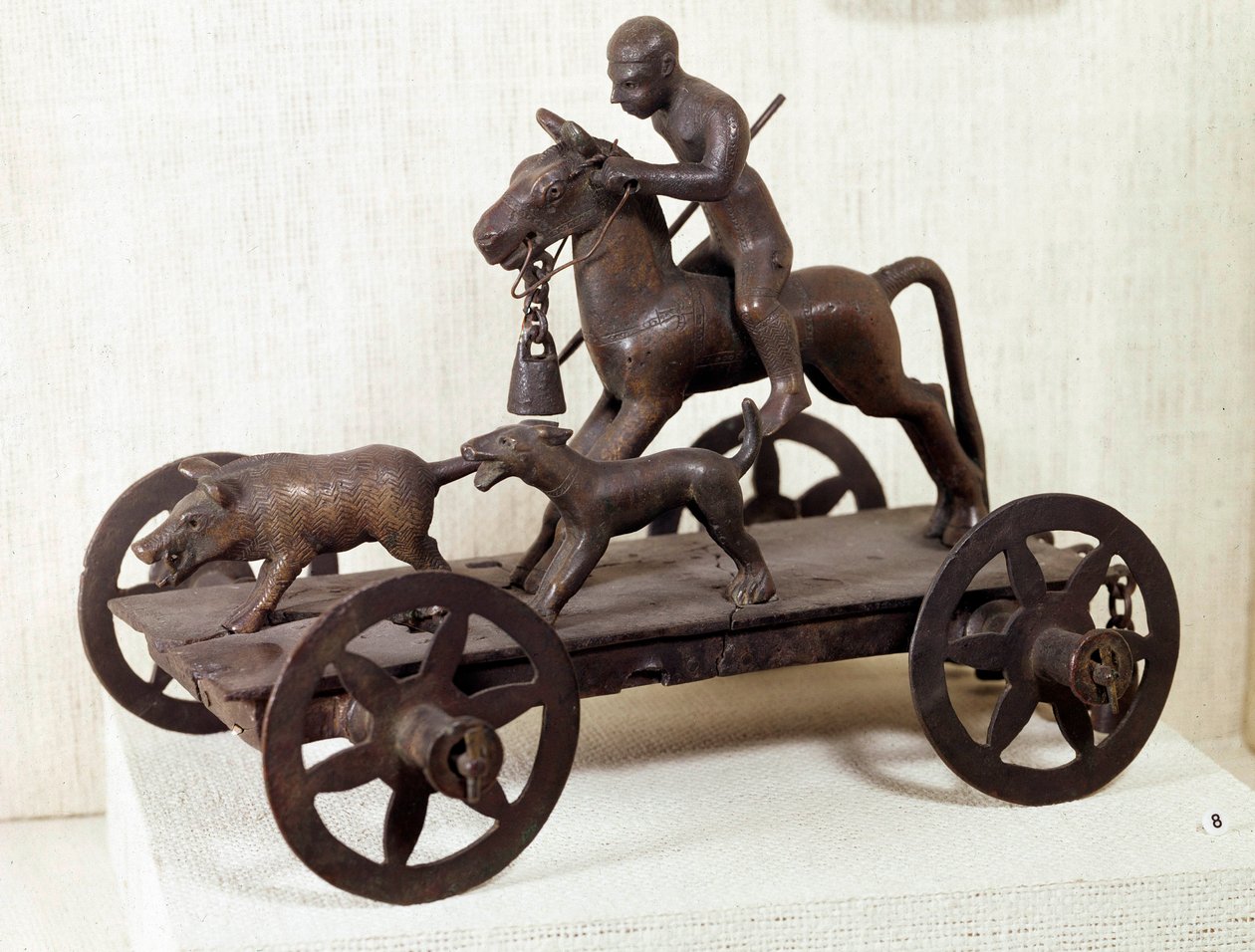 Jernalder: Merida-tank i bronse i miniatyr som representerer en villsvinjaktscene. Fra Merida, Spania. Dim. 0,12x0,28 m. Saint-Germain-en-Laye, Nasjonalt arkeologisk museum av Iron Age