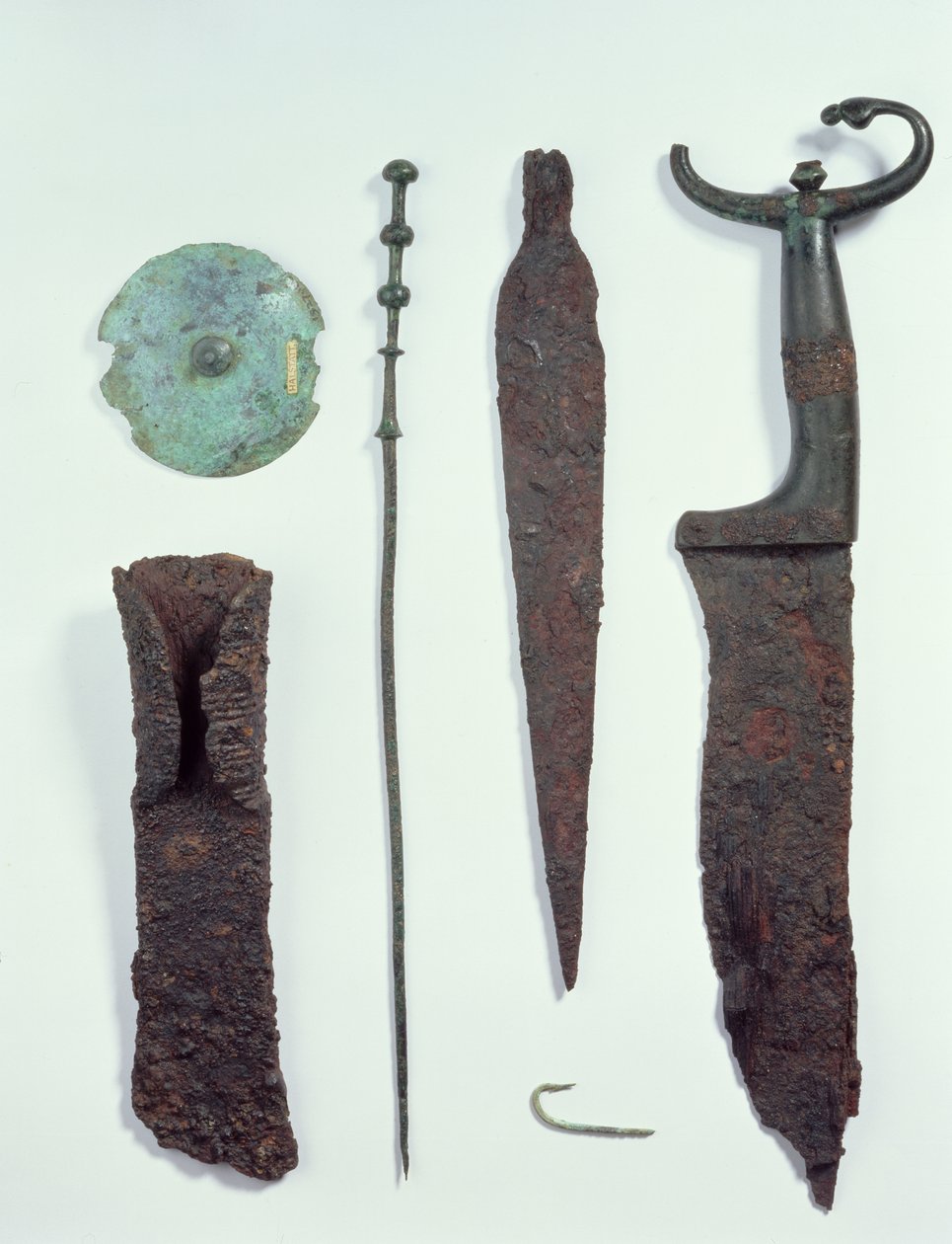 Topp til bunn: Kniv, spydspiss, fiskekrok, klesnål, belteskive og øks, alt funnet i mannsgraver i Hallstatt, jernalder av Iron Age