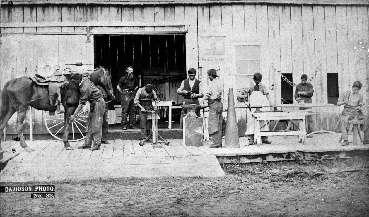 Indian Training School, Forest Grove, Oregon: Blacksmithing, 1882 (bw-bilde) av Isaac Grundy Davidson