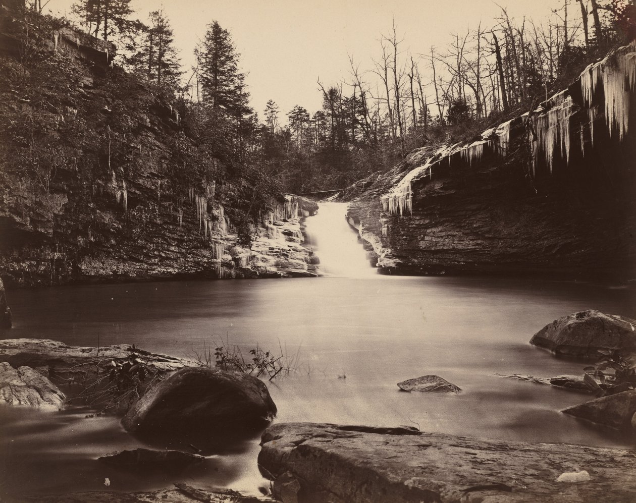 Lula Lake, Upper Falls, Lookout Mountain, Georgia, 1864-1865. av Isaac H. Bonsall
