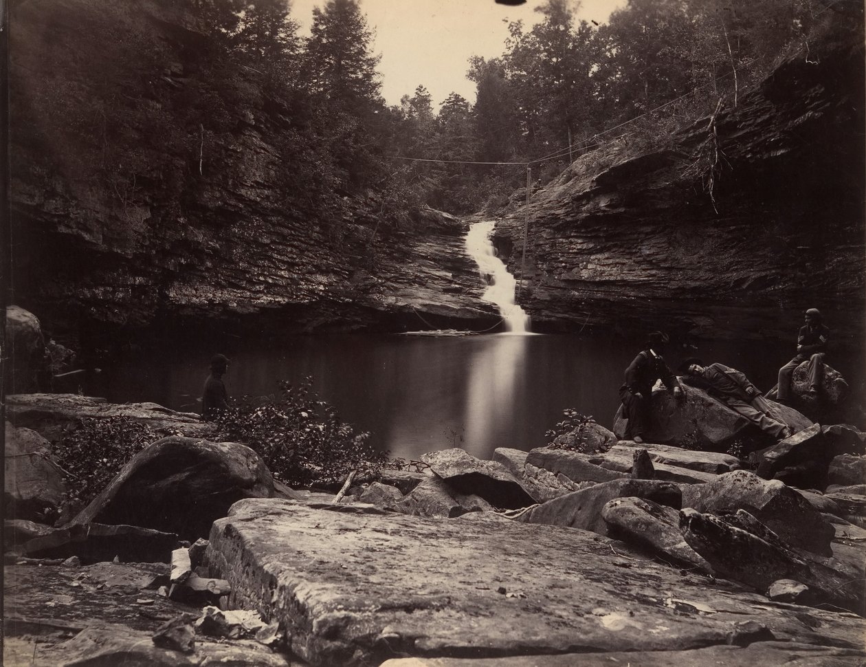 Lula Lake og Upper Falls på Rock Creek, nær Lookout Mountain, Georgia, 1864-65. av Isaac H. Bonsall