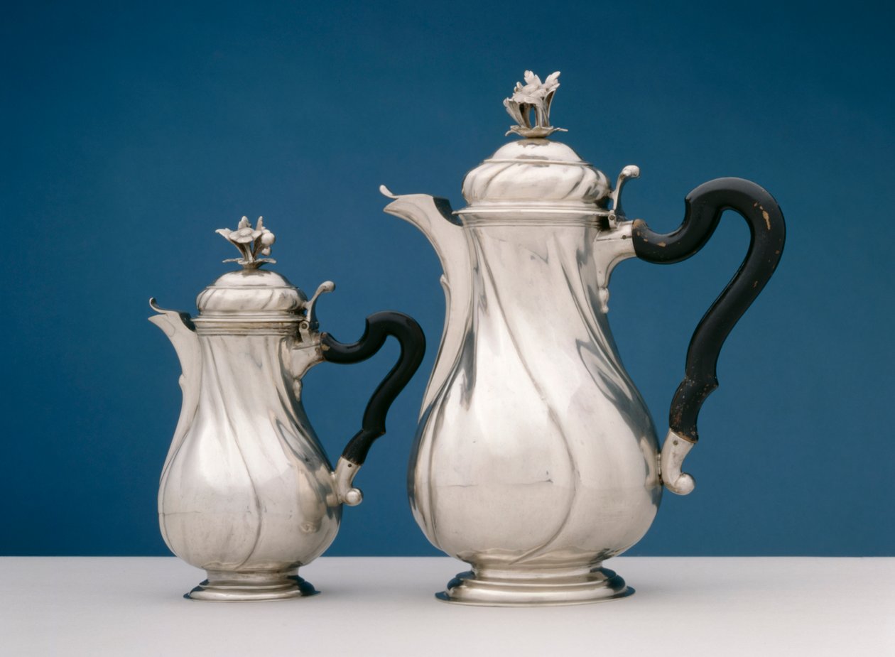 Et par tekanner, ca. 1780 (sølv og ibenholt) av Isaak Beaucair