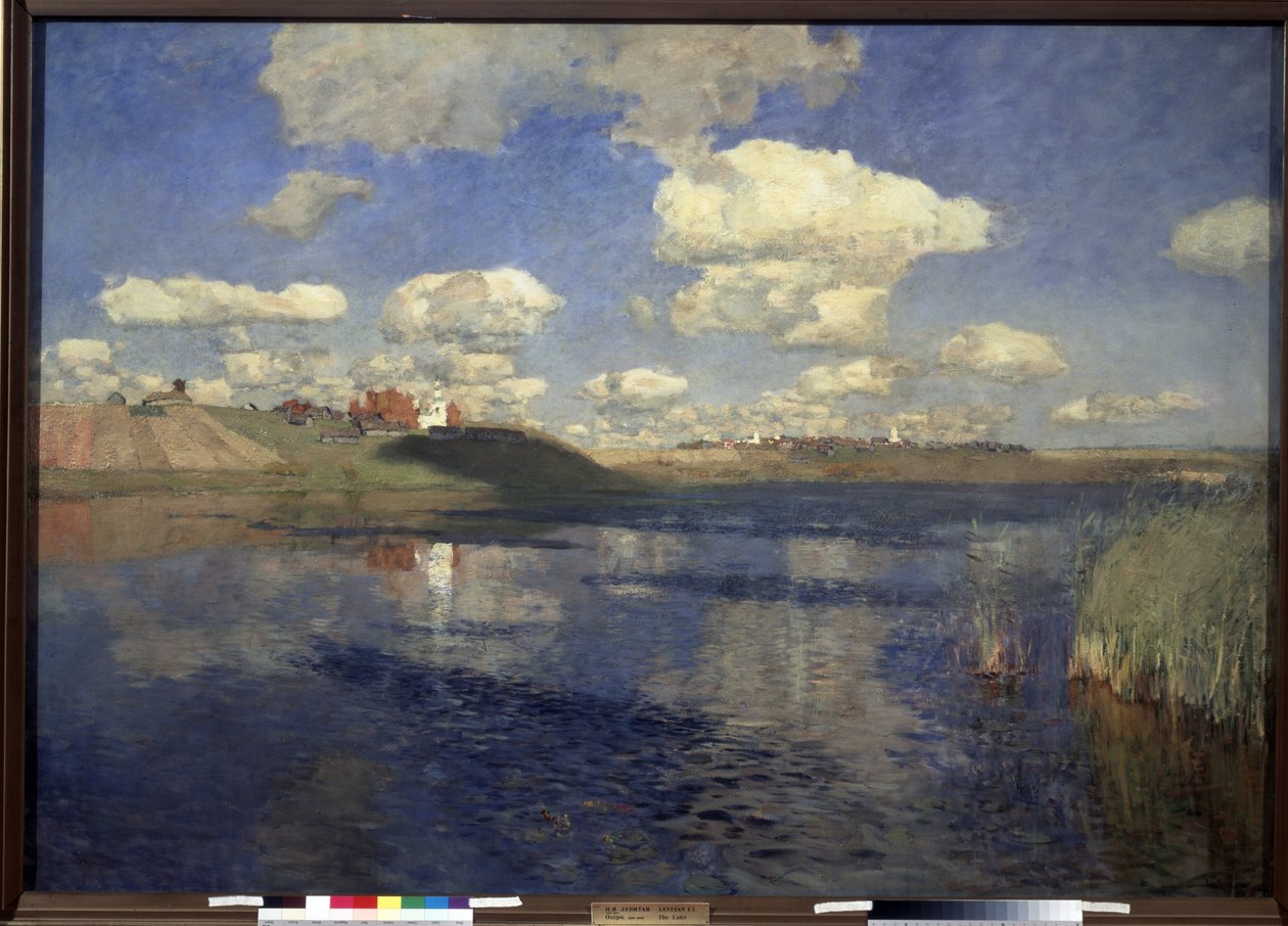 Innsjøen. Utsikt over vidden av innsjøen omkranset av siv, ved bredden, en landsby og dyrkede åkre. Maleri av Isaac (Isaak) Ilyich Levitan (1860-1900), olje på lerret av Isaak Ilyich Levitan