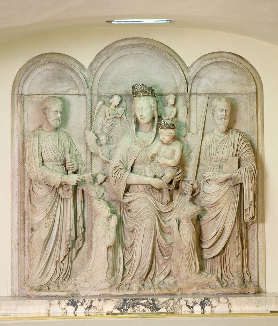 Madonna og barn med de hellige Peter og Paul og givere, ca. 1450 (marmor) av Isaia da Pisa