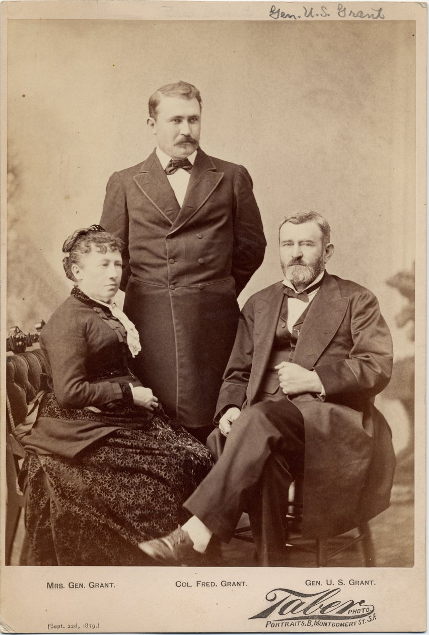 Julia T (Dent) Grant (1826-1902); Ulysses Simpson Grant (1822-85), unionshærgeneral, 18. president i USA; Oberst Frederick Dent Grant (1850-1912) (albumfoto) av Isaiah Taber