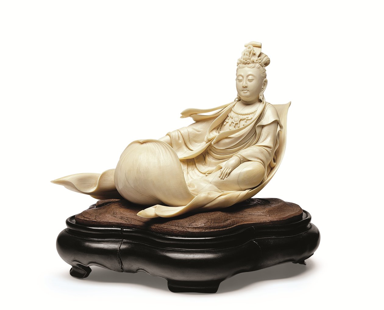 En elfenbensutskjæring av Kannon som flyter på et lotusblad, Meiji-periode, sent på 1800-tallet (elfenben med trestativ) av Ishikawa Komei