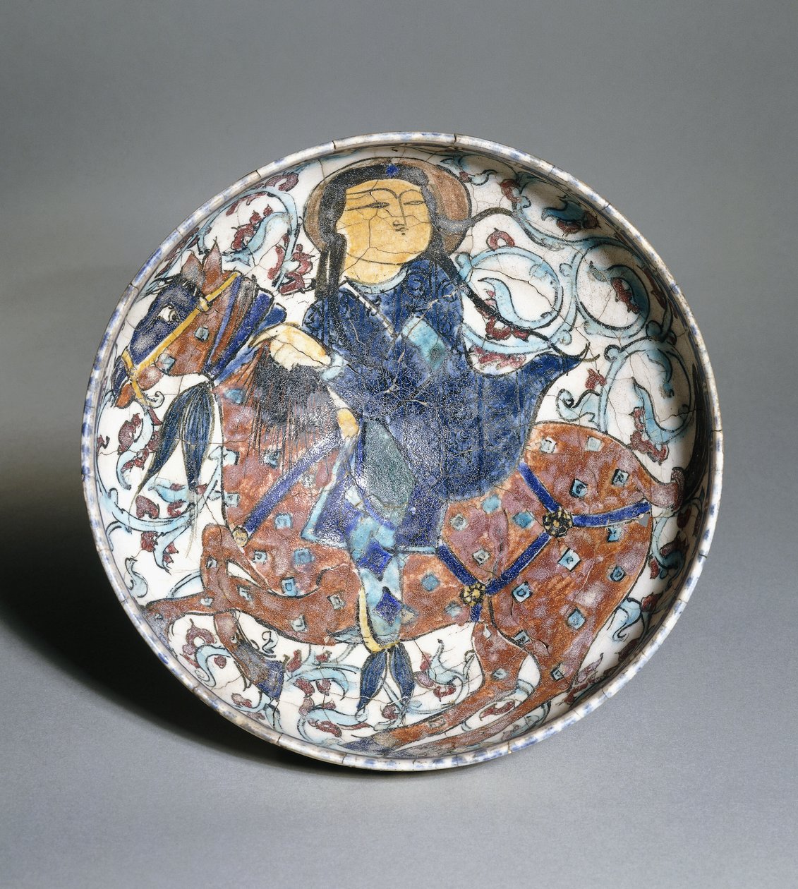 En mina"i-skål som viser en ridende rytter omgitt av et blomsterdesign, ca. 1200 av Islamic School