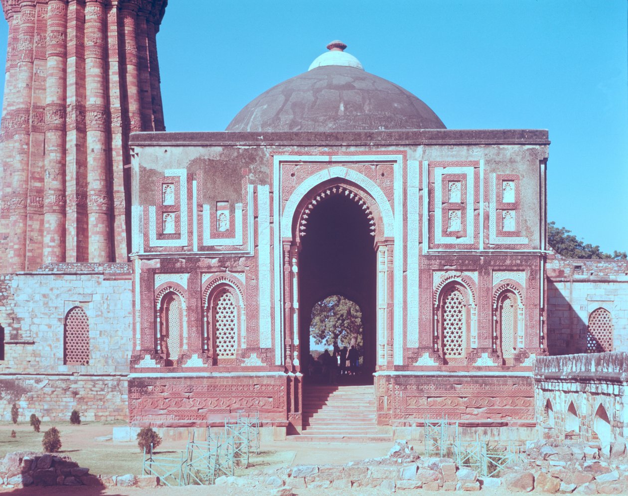 Alai Darwaza, bygget av Ala-ud-din Khalji, 1311 av Islamic School