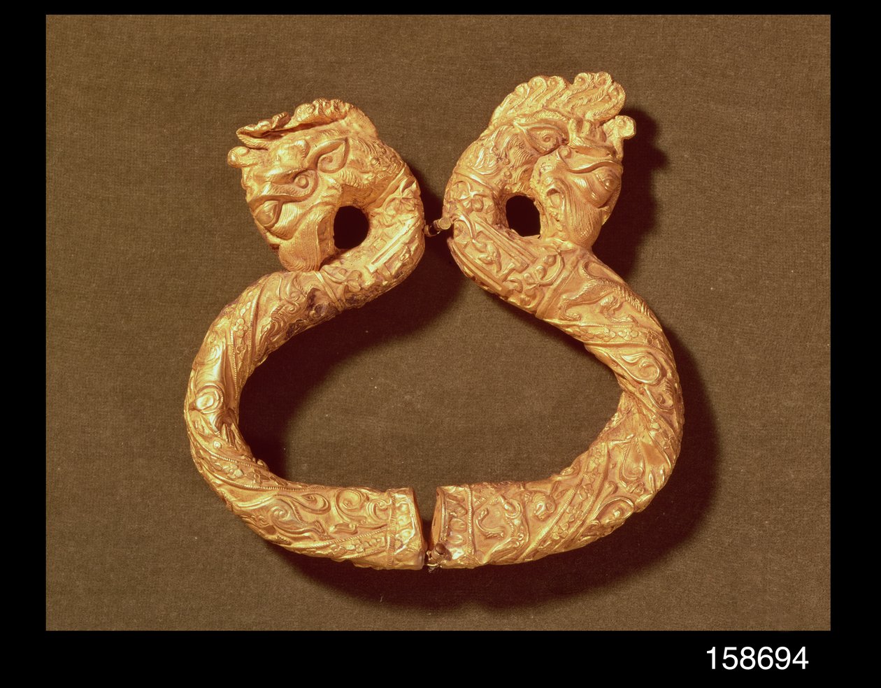 Armbånd med to monsterhoder, 1300-1400-tallet (tre) av Islamic School