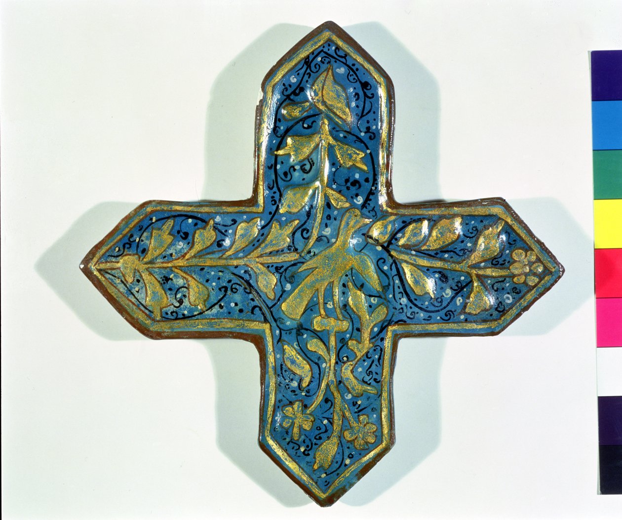 Korsformet overglasur bladforgylt flis i stil med Takht-e Solaiman, 1200-1300-tallet (keramikk) av Islamic School