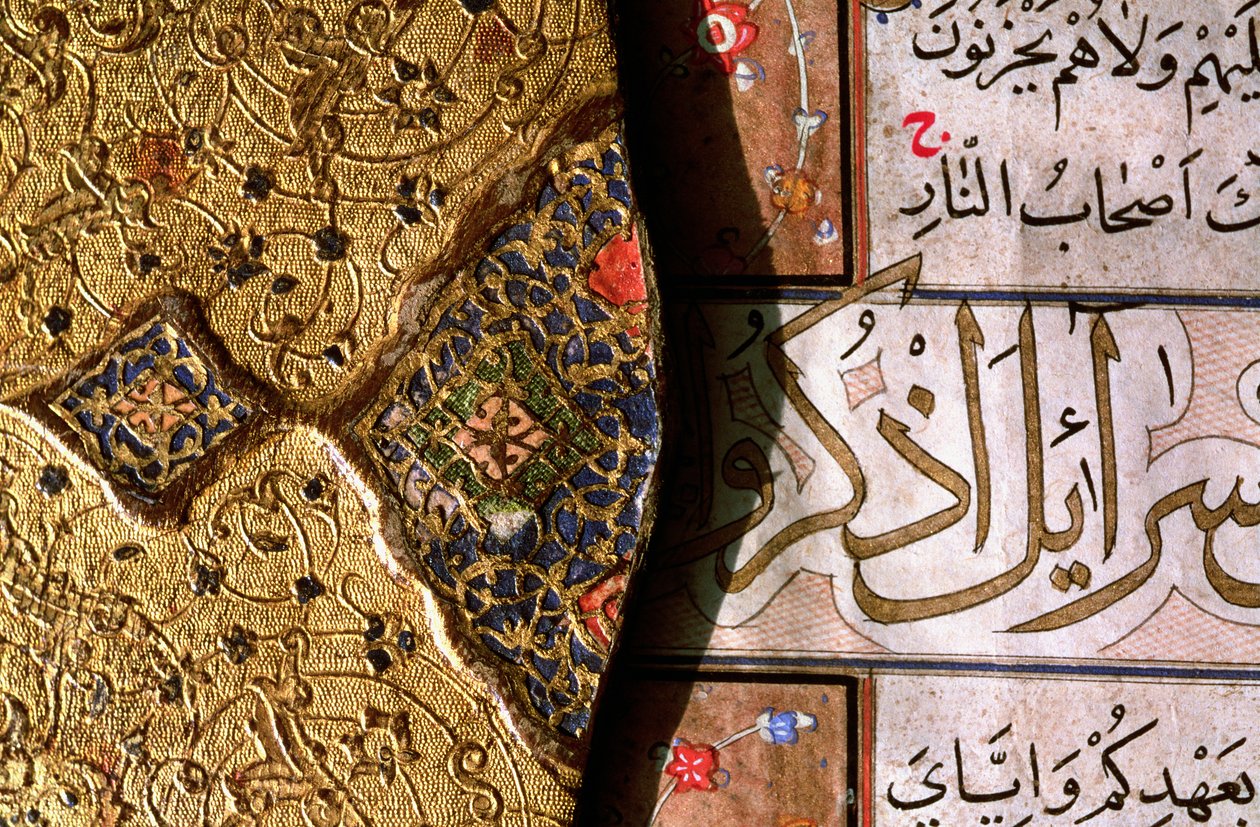 Detalj av de intrikate gull- og lapis lazuli-belysningene og arabeskdesignene med thulth- og naskh-manus på et koran-omslag av Islamic School
