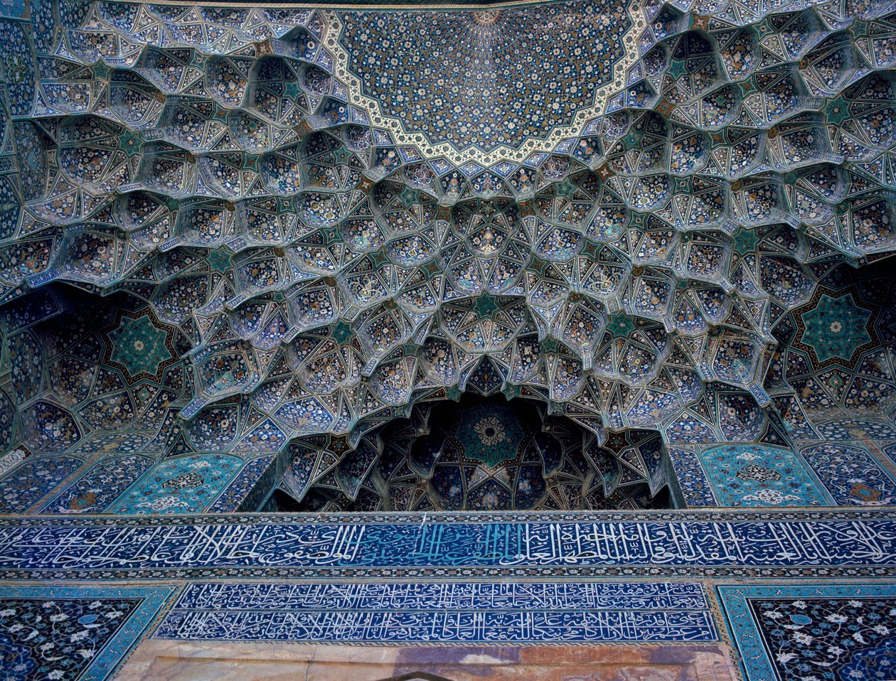Detalj av hvelvet til Shah-moskeen (også kjent som Imam-moskeen) Isfahan av Islamic School