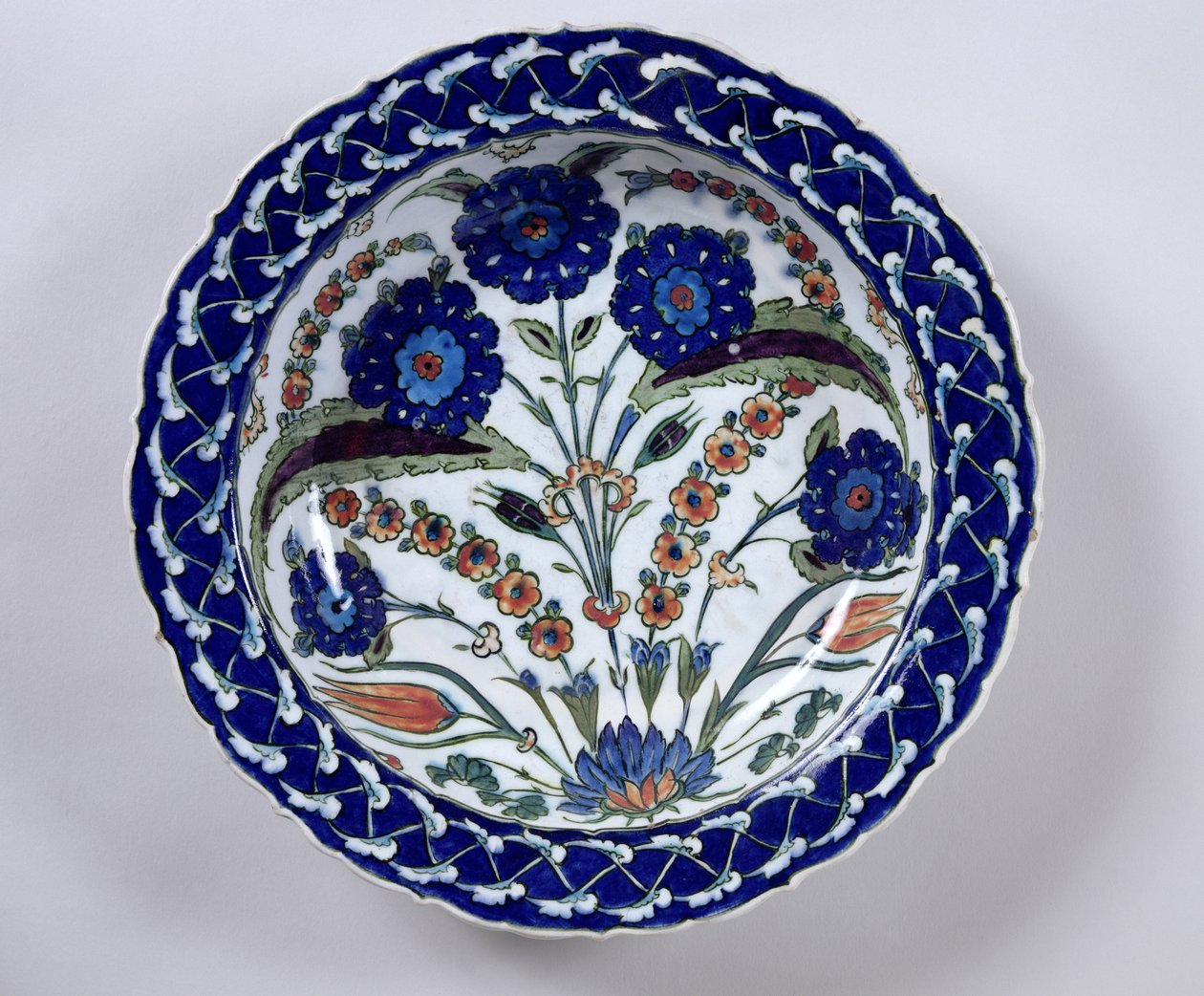Fat med blomsterdekor, Iznik (keramikk) av Islamic School