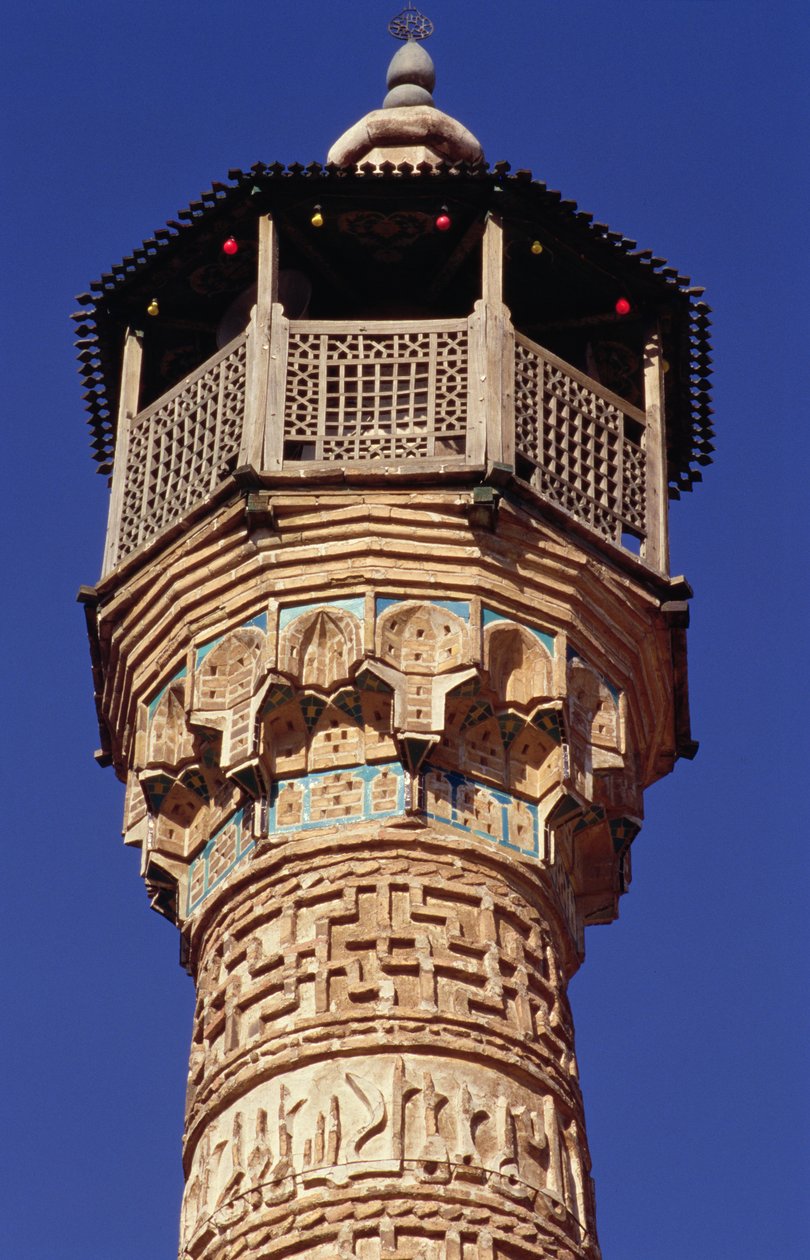 Forseggjort murverk på toppen av Semnan-minareten (murstein) av Islamic School