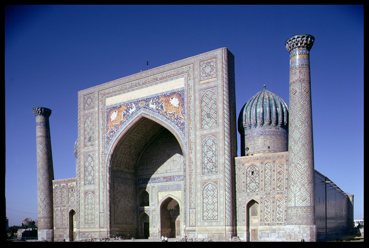 Fasade av Shirdar Madrasa, Timurid-perioden, Rigestan Square, ca. 1619-35 av Islamic School