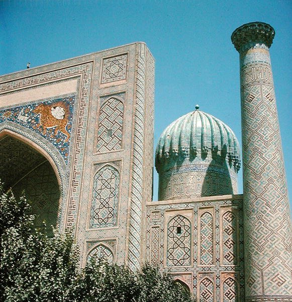 Fasade av Shirdar Madrasa, Timurid-perioden, Rigestan Square, ca. 1619-35 av Islamic School
