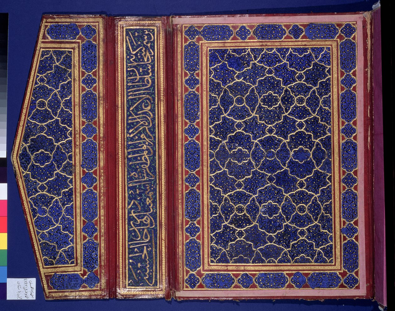Innsiden av en koransak med en thulth-inskripsjon på bindingen (skinn) (se 181735) av Islamic School