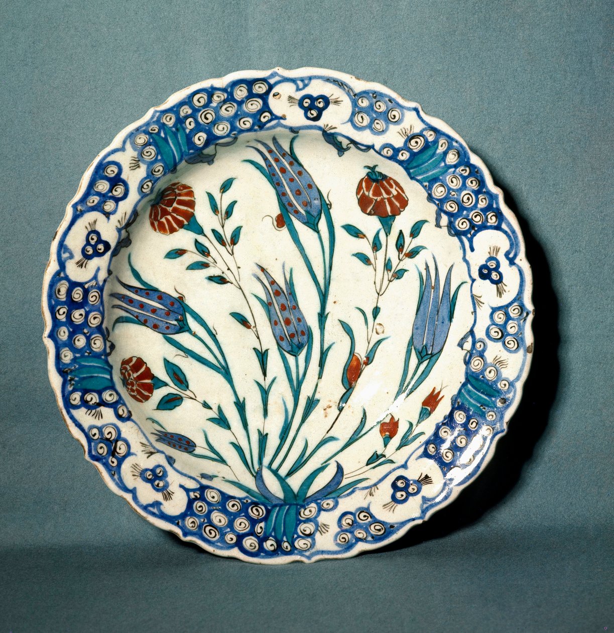 Islamsk kunst: keramisk platedekorert fra Iznik (dagens Nicee) i Tyrkia. Det 16. århundre. Sevres, Nasjonalmuseet for keramikk av Islamic School