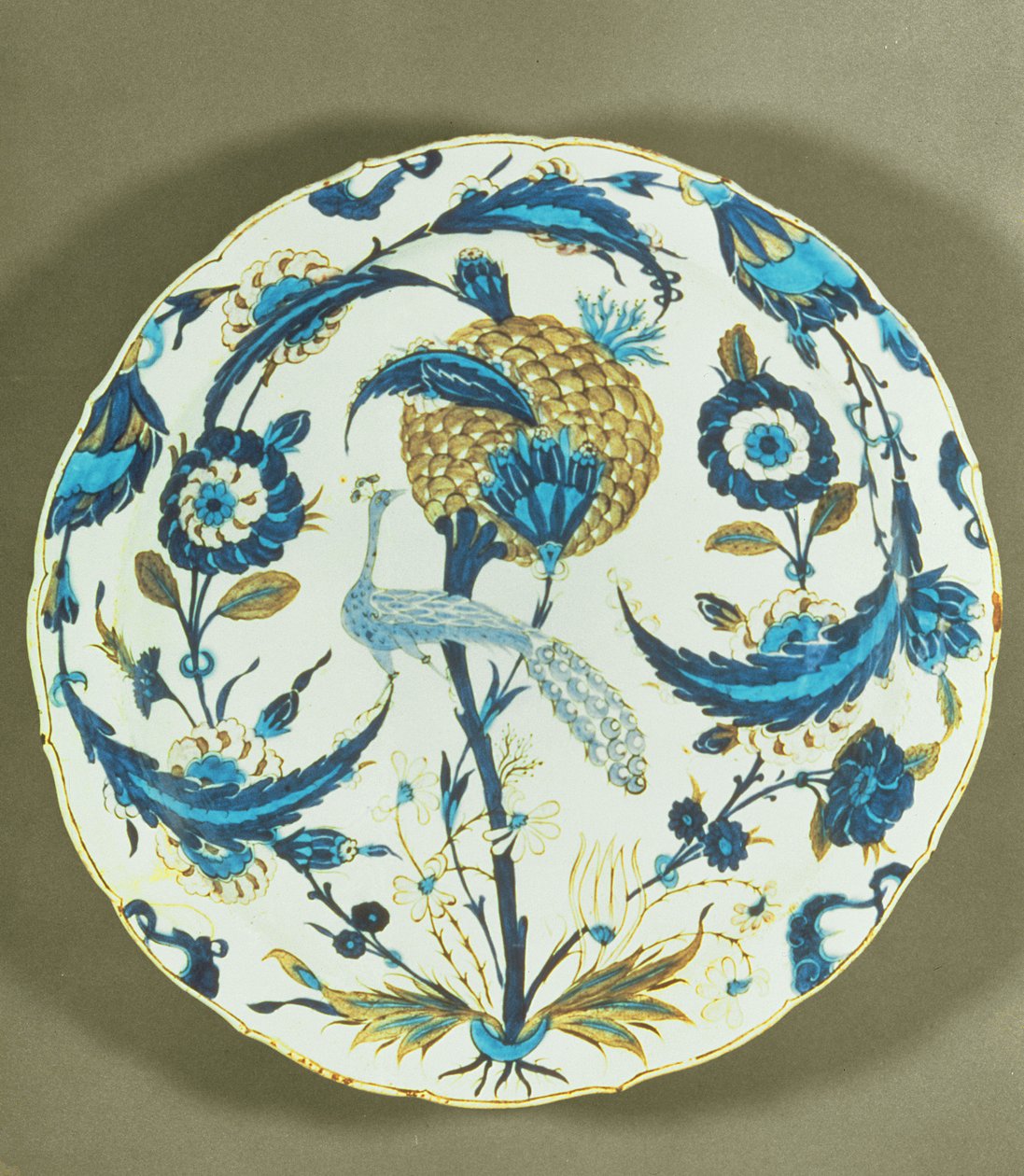 Iznik-fat malt med en påfugl plassert blant blomster, Tyrkia, ca. 1550-55 (polykrom underglasert frittstående) av Islamic School