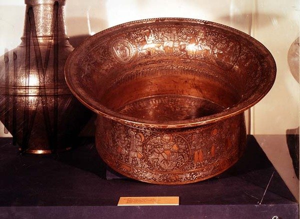 Mamluk-skål, kjent som Baptistery of St. Louis, fra Egypt (kobber) av Islamic School