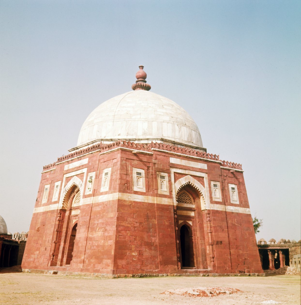 Mausoleet til Ghiyathud-din Tughluq, Tughluqabad, 1321-25 av Islamic School