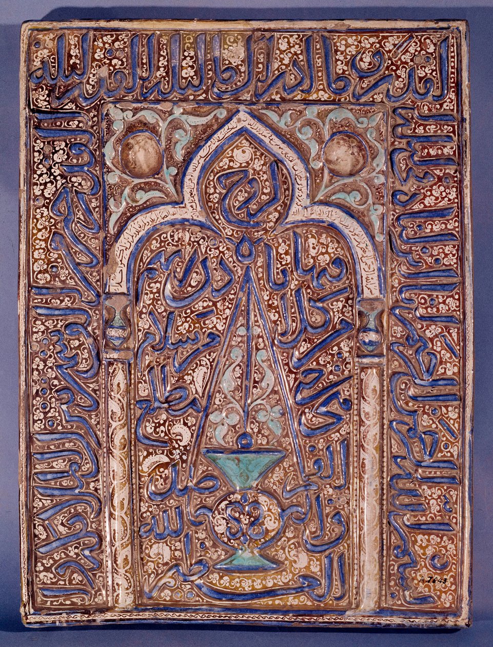 Midtøsten: plakett dekorert av representasjonen av en mihrab, nisje praktisert i veggen til en moské som indikerer retningen av bønn mot Mekka. 1200- eller 1300-tallet. Paris, Museum for dekorativ kunst av Islamic School
