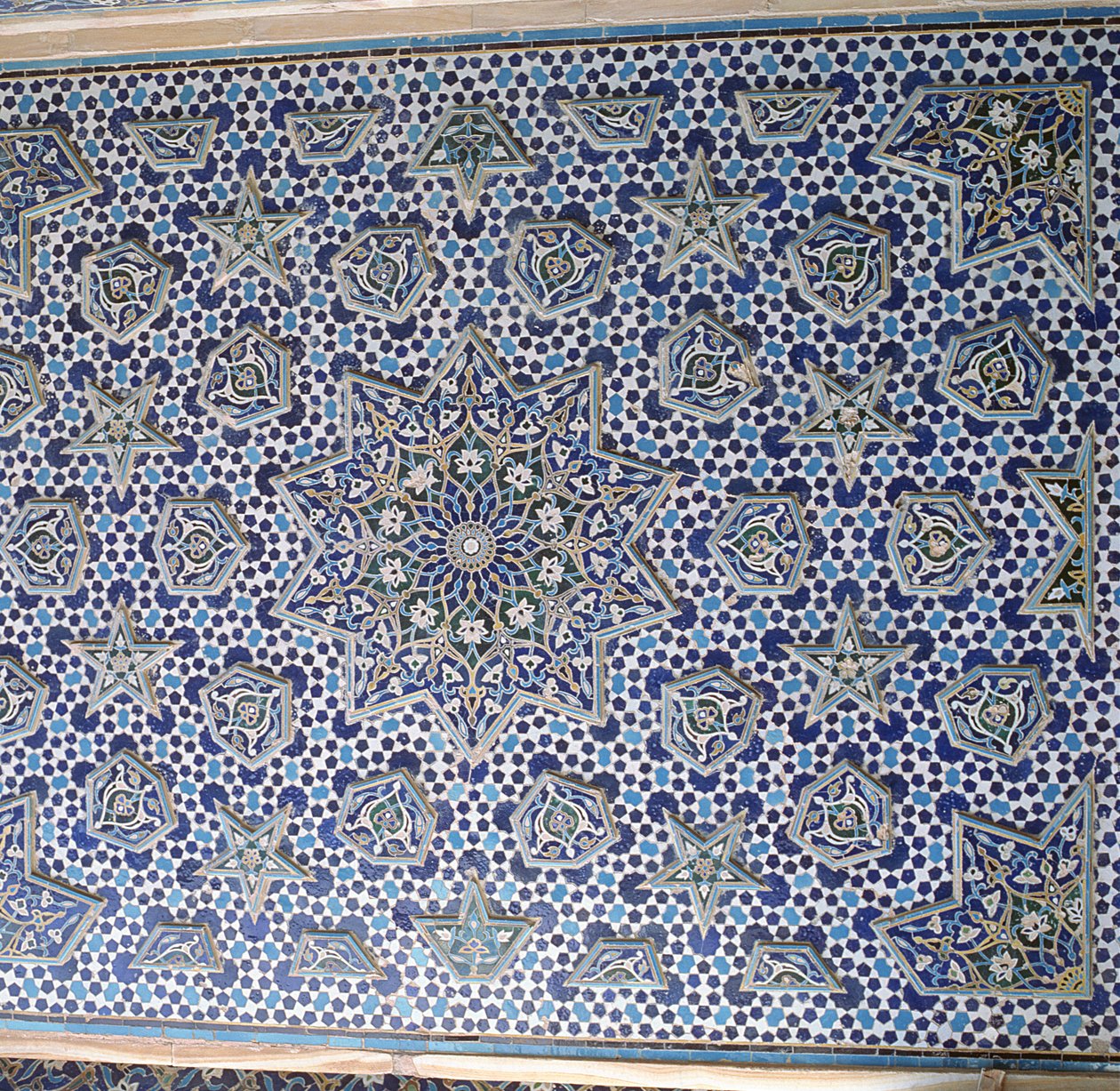 Nordportalflisepanel, ett av et par med utstående palmetter og stjerner som omkranser den sentrale solmedaljen, ferdigstilt i 1453 (fajansemosaikk) av Islamic School