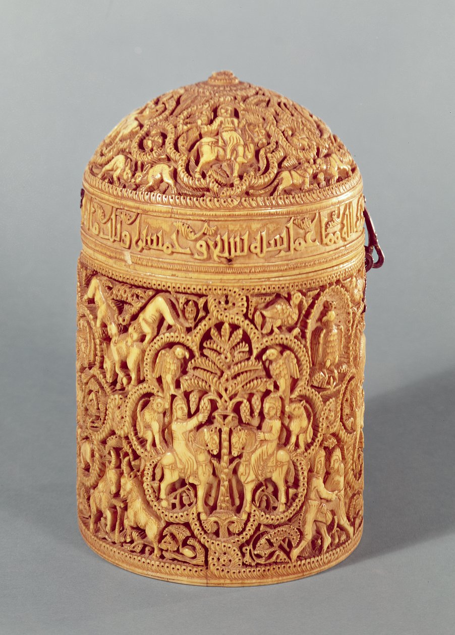 Pyx med et relieff som viser gledene ved det høviske livet, påskrevet med navnet Al-Mughira, sønn av kalifen Abd-al-Rahman III, Umayyad-perioden, fra Cordoba, ca. 968 e.Kr. (se også 101673 og 15 av Islamic School