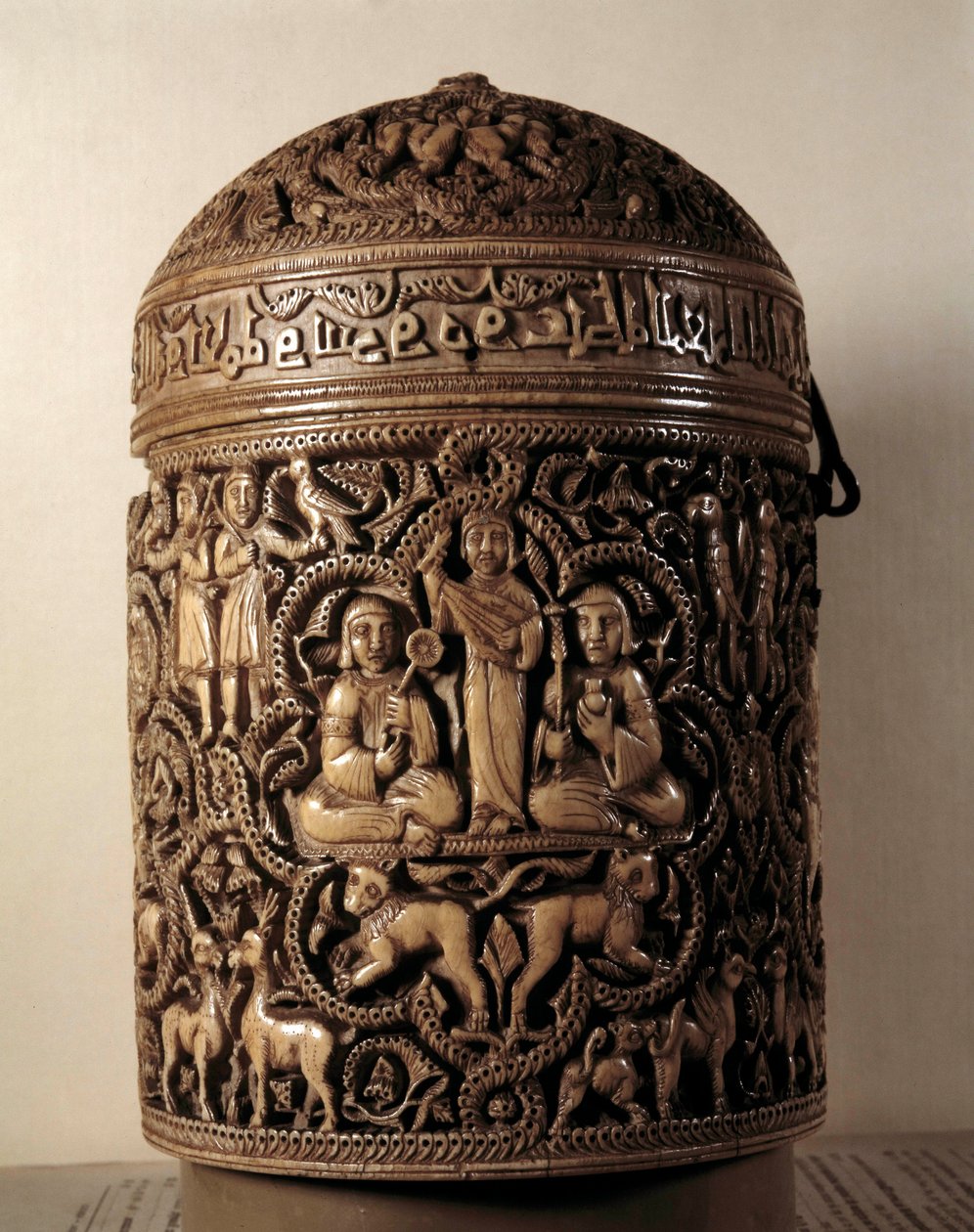 Pyxide (eske) av Al-Mughira (Al Mughira eller Moughira) i elfenben fra Cordoba og beregnet på Emiren, 968. Paris, Louvre-museet av Islamic School