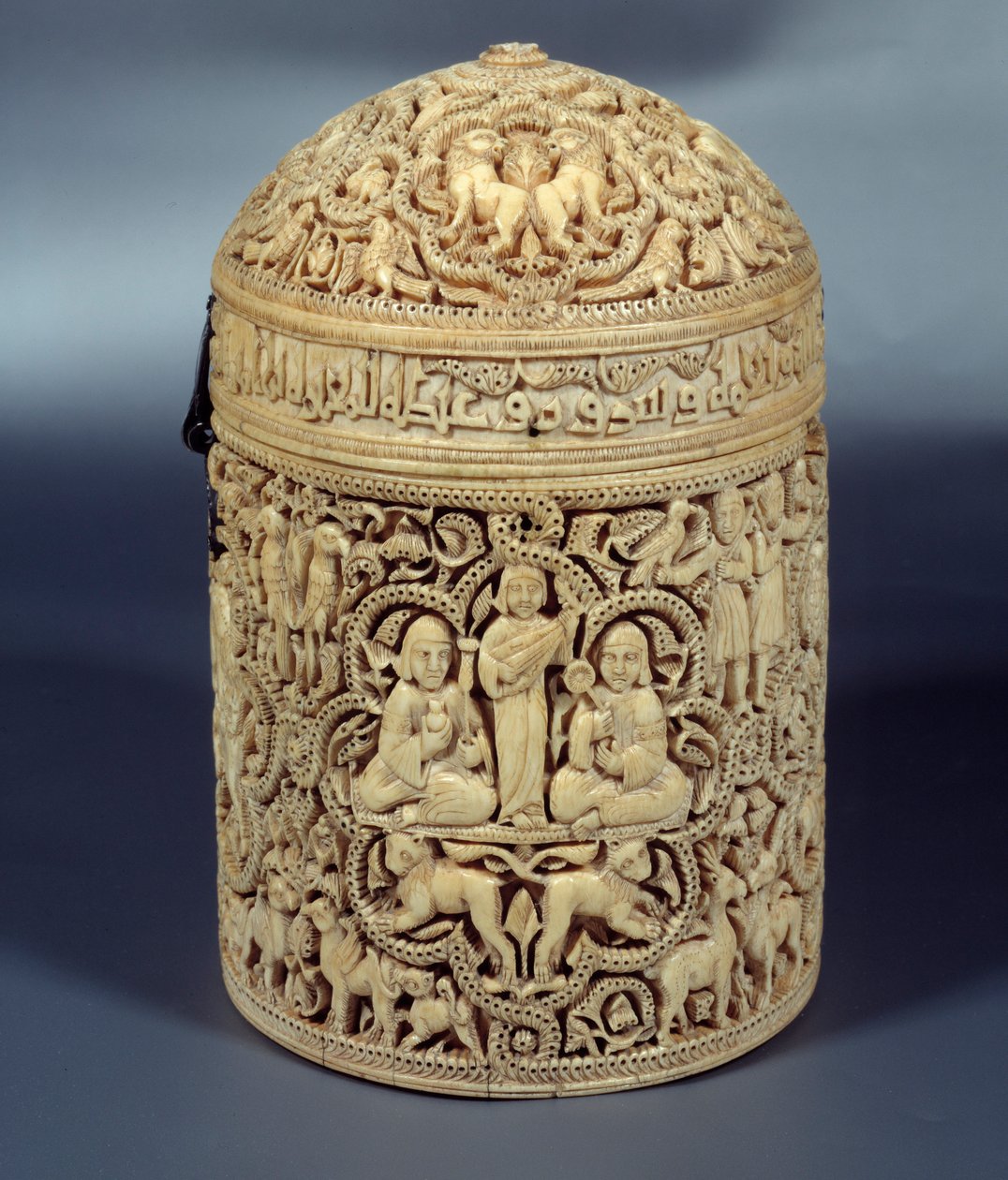 Pyxide (boks) av Al-Mughira (Al Mughira eller Moughira) i elfenben fra Cordoba og beregnet på Emiren, 968. Paris, Louvre-museet av Islamic School