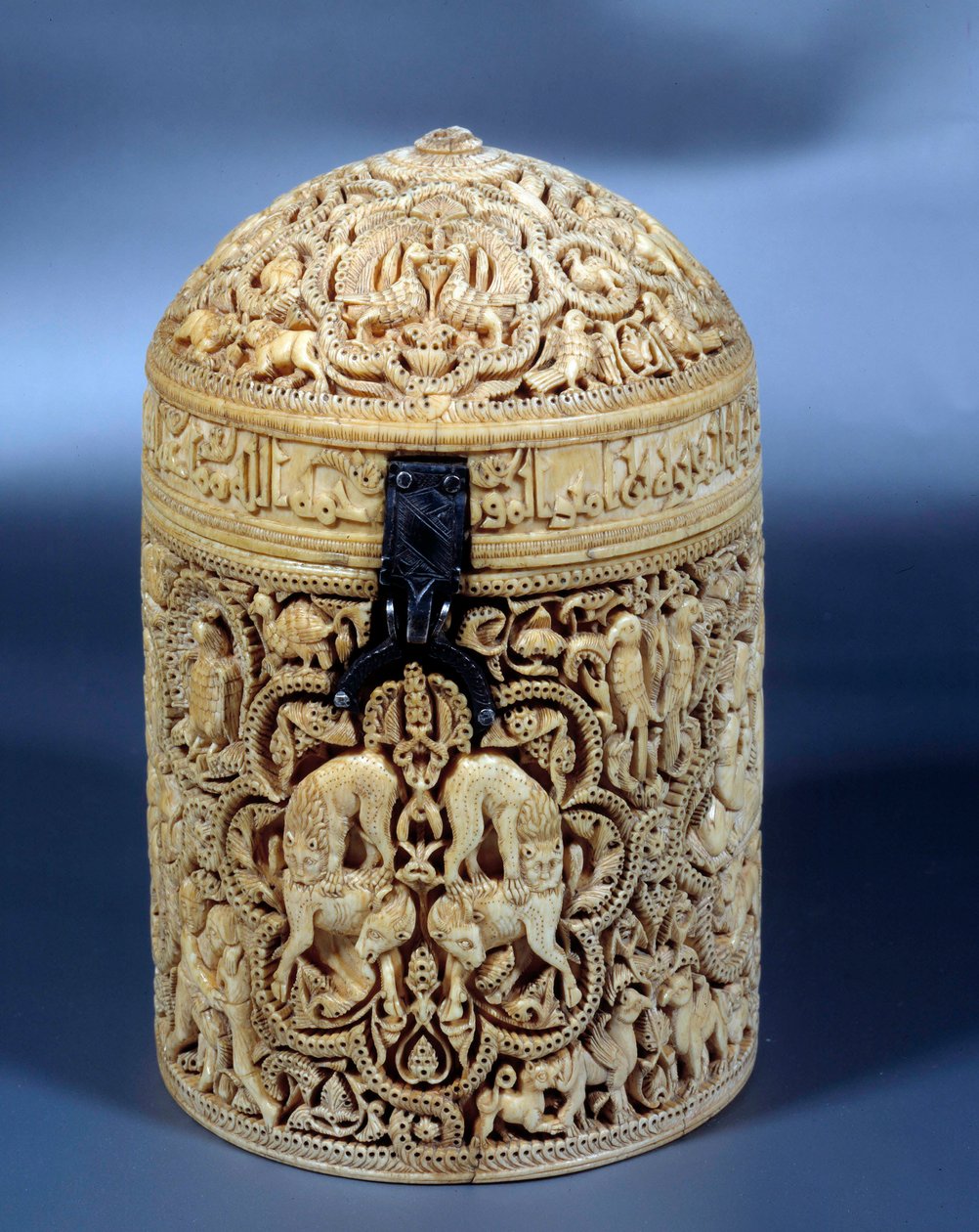 Pyxide (eske) av Al-Mughira (Al Mughira eller Moughira) i elfenben fra Cordoba og beregnet på Emiren, 968. Paris, Louvre-museet av Islamic School