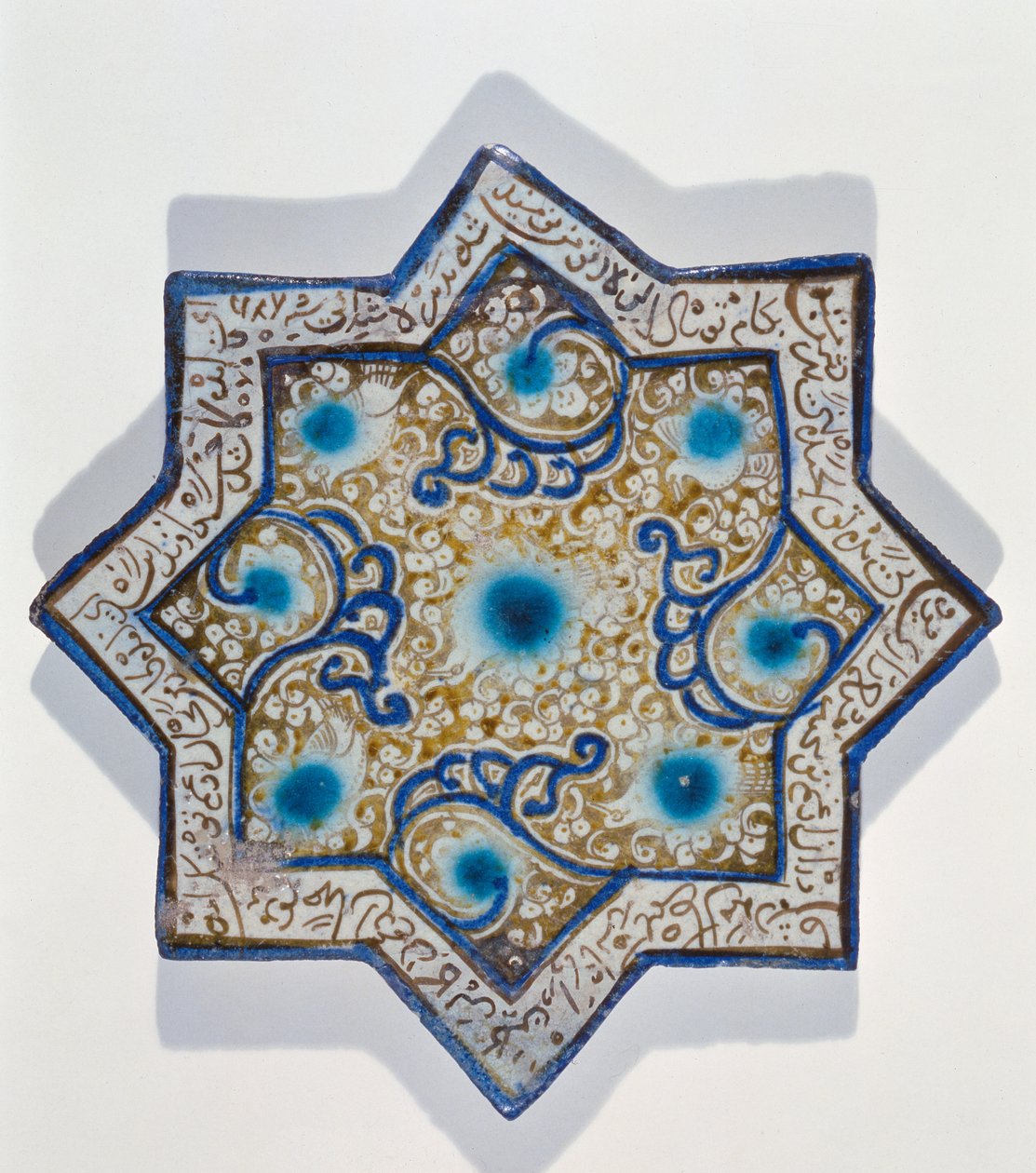 Stjerneformet overglasur bladforgylt flis i stil med Takht-e Solaiman, 1200-1300-tallet (keramikk) av Islamic School