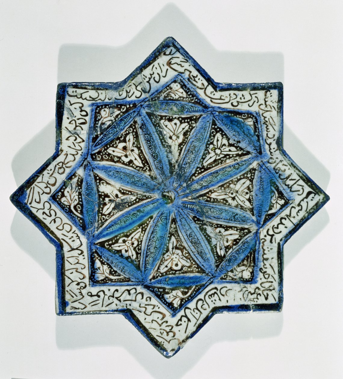 Stjerneformet overglasur bladforgylt flis i stil med Takht-e Solaiman, 1200-1300-tallet (keramikk) av Islamic School