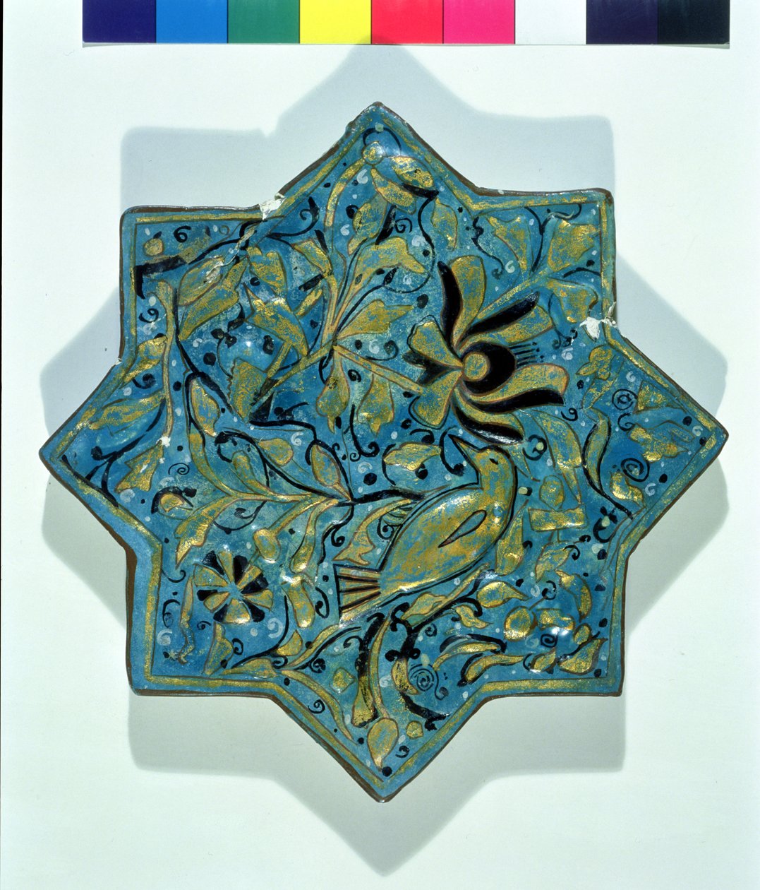 Stjerneformet overglasur bladforgylt flis i stil med Takht-e Solaiman, 1200-1300-tallet (keramikk) av Islamic School