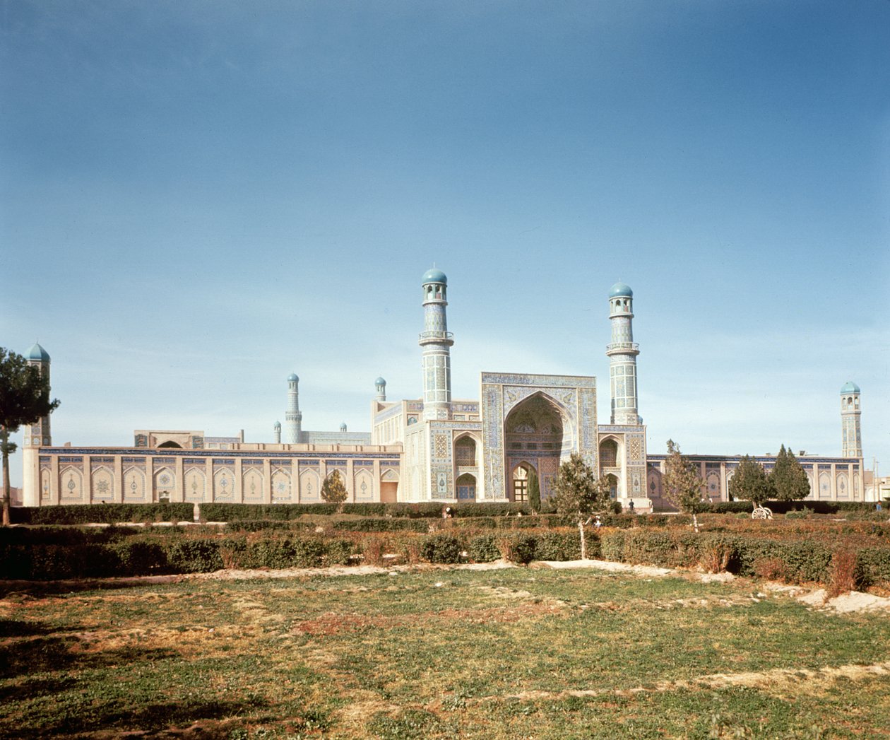 Masjid-i Jami eller fredagsmoskeen, grunnlagt i 1200, gjenoppbygd i 1498 av Islamic School