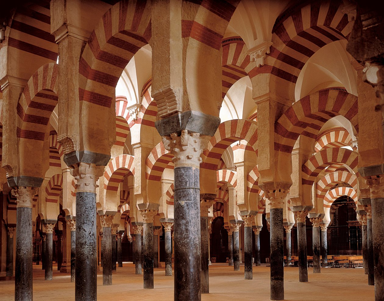 Buene og portikoene til moskeen-katedralen i Córdoba, 784-786 (bilde) av Islamic School