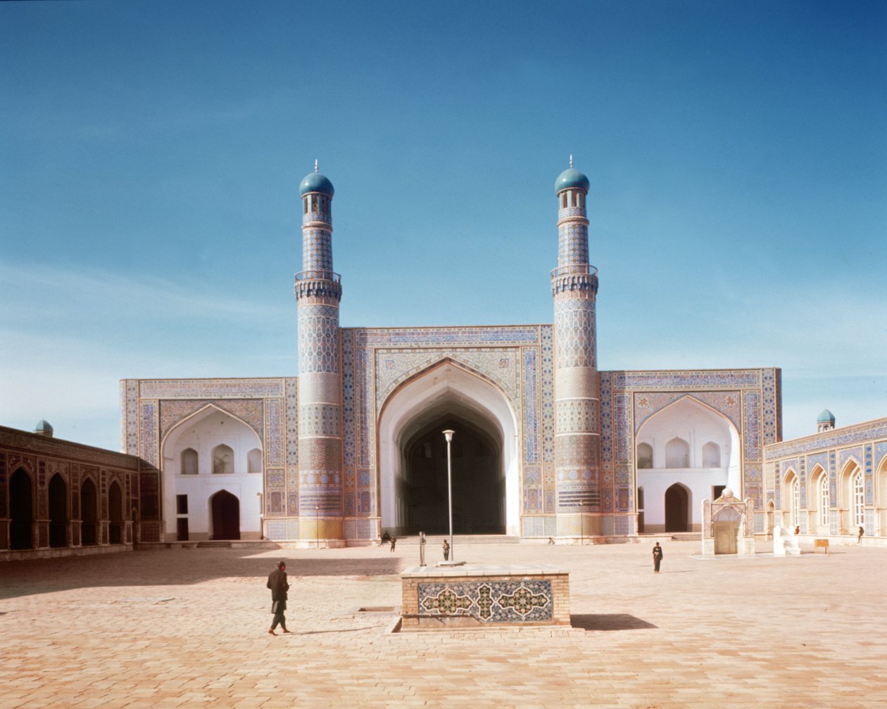 Gårdsplassen til Masjid-i Jami eller fredagsmoskeen, grunnlagt i 1200, gjenoppbygd i 1498 av Islamic School