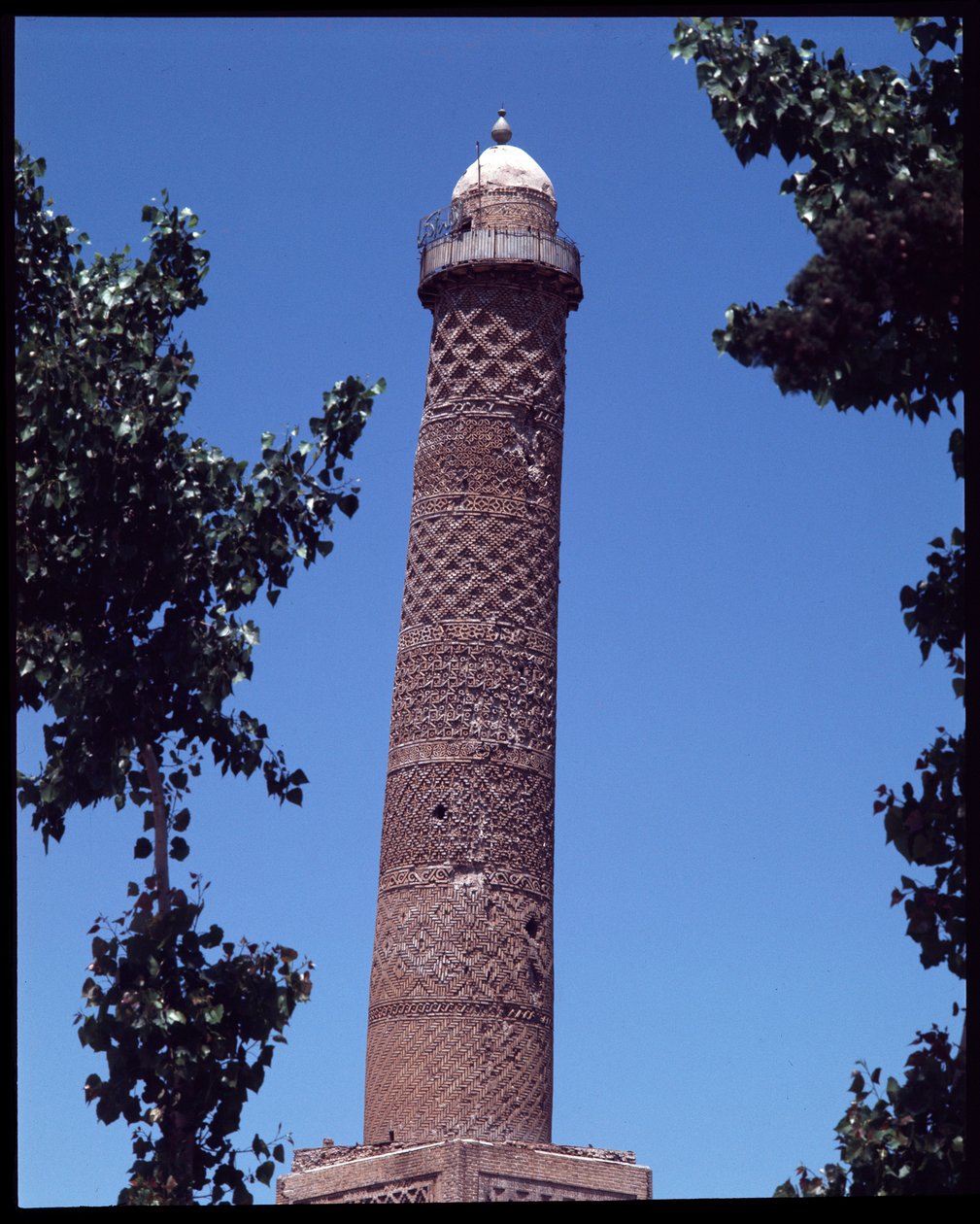 Den skjeve minareten til den store moskeen Al Kabeer (Al Noori) av Islamic School