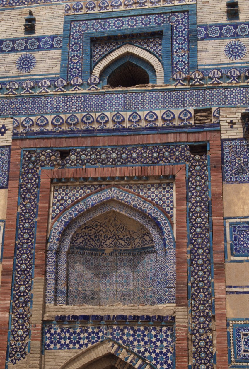 Fliser på inngangsporten til mausoleet til Bibi Jawindi (d.1403) reist i 1494 av Islamic School