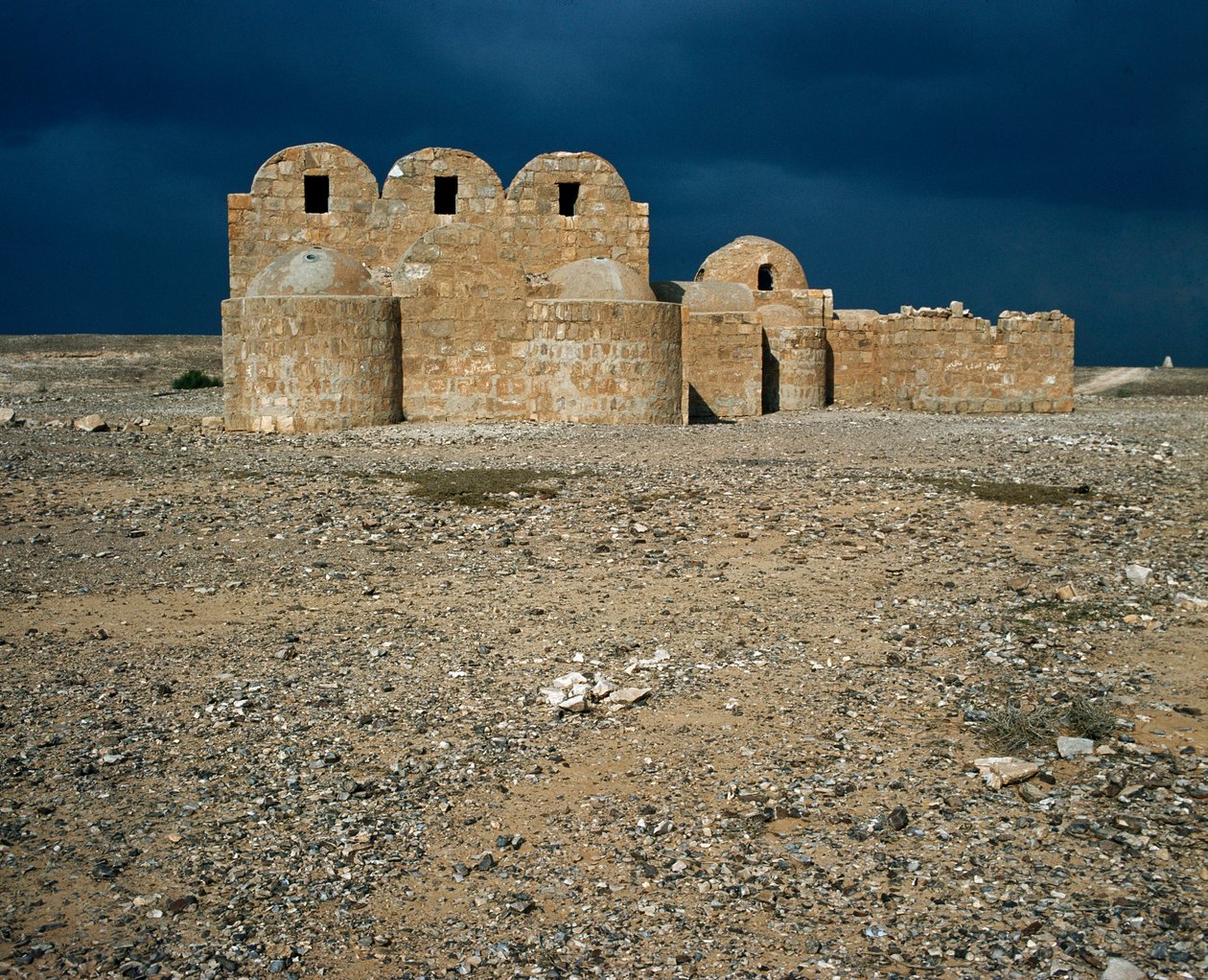 Utsikt over Qasr Amra, ørkenslott (711-715) av Islamic School