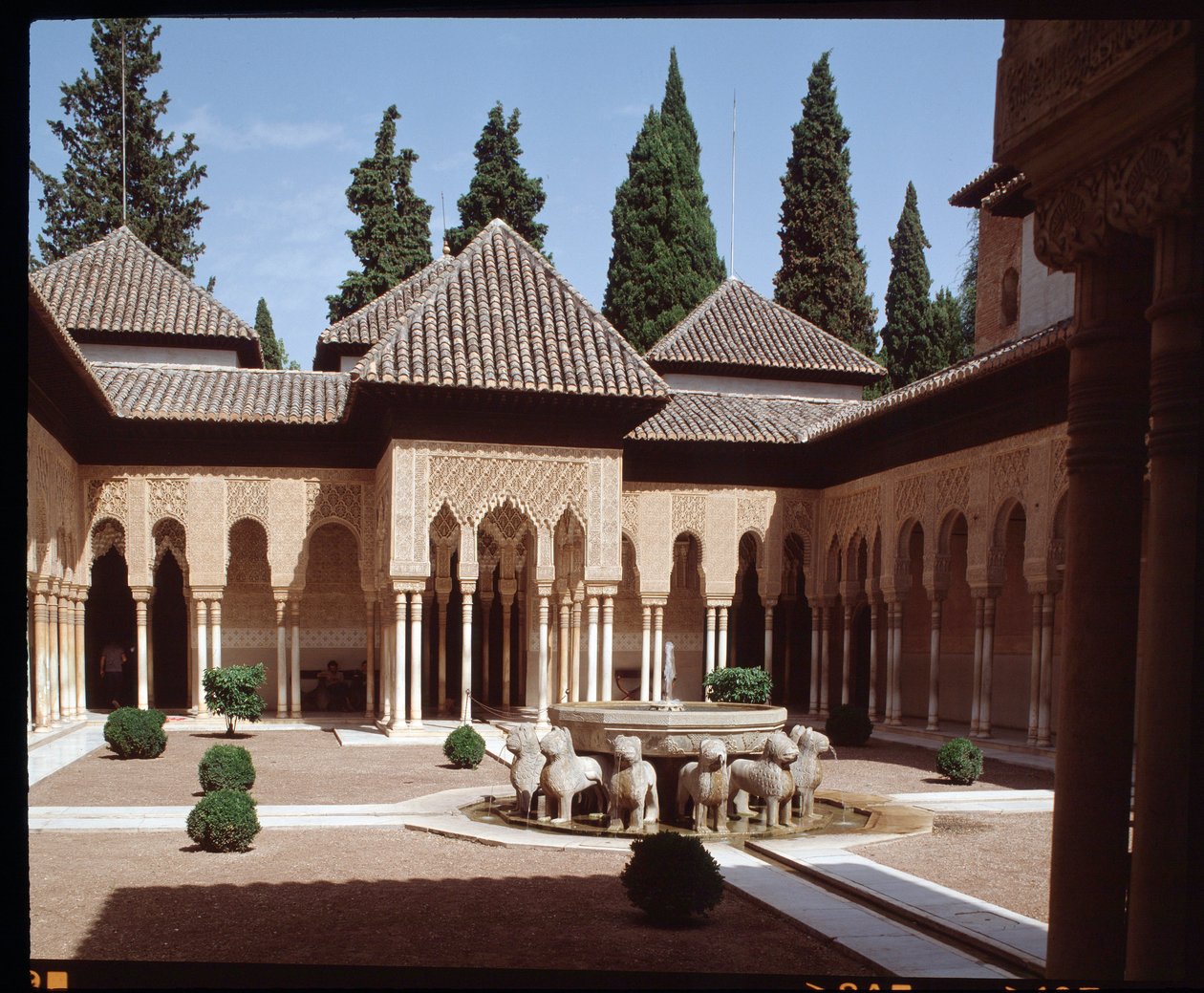 Utsikt over Lions Court, hovedretten til Nasrid-dynastiets Palace of the Lions av Islamic School