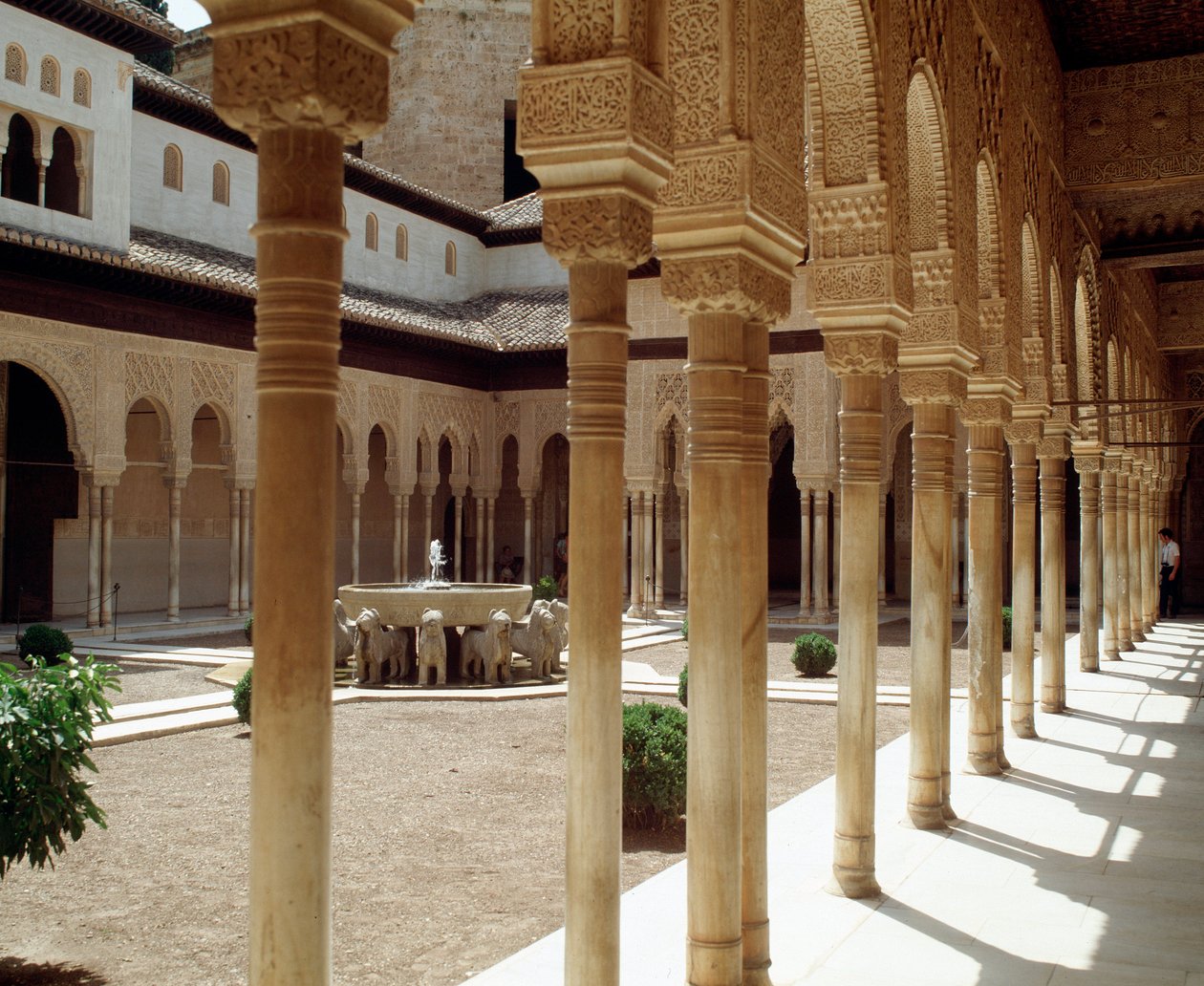 Utsikt over Lions Court, hovedretten til Nasrid-dynastiets Palace of the Lions av Islamic School