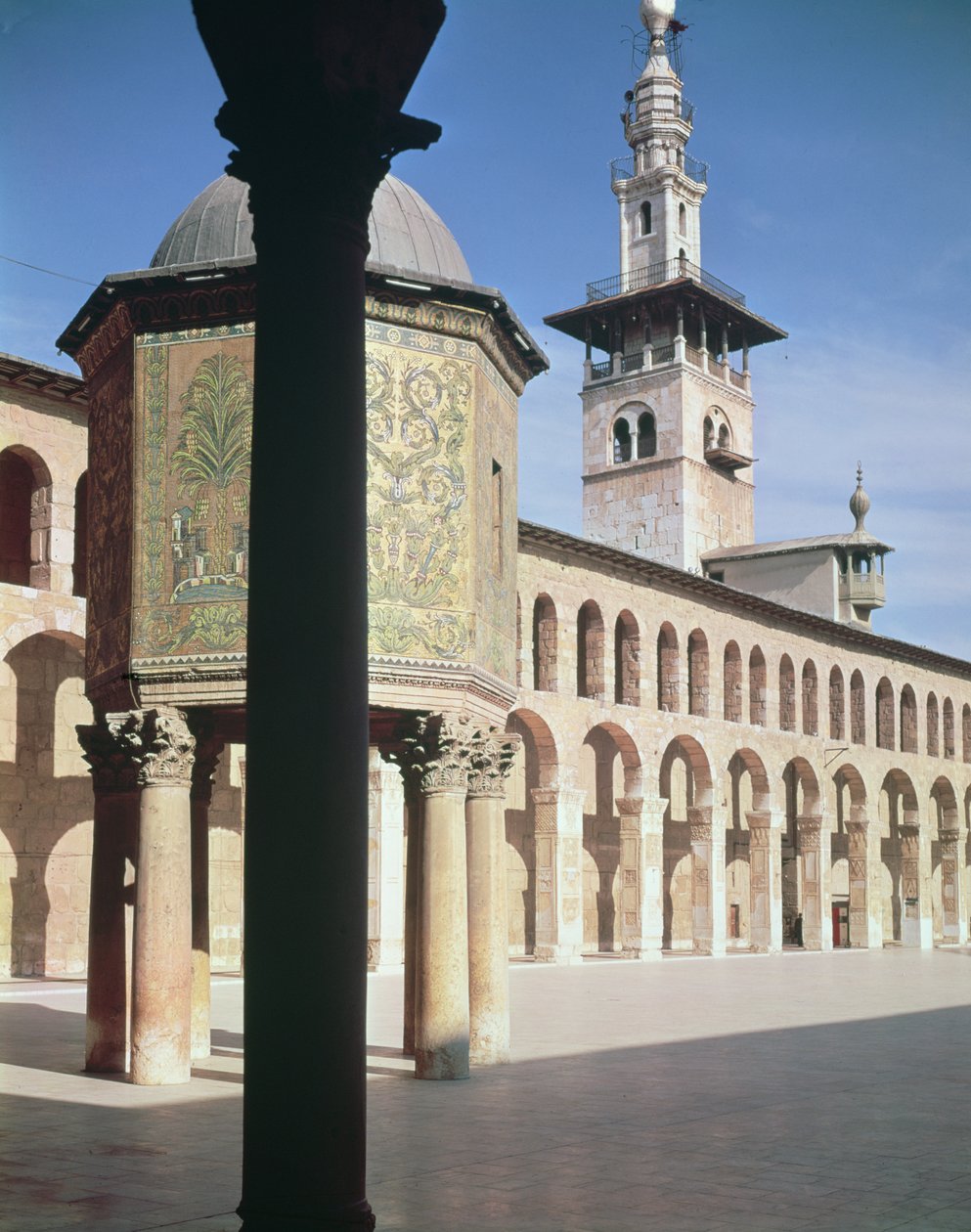 Utsikt over statskassen (bayt al-mal) og den nordlige minareten på gårdsplassen, bygget i 705-715 e.Kr. (bilde) av Islamic School